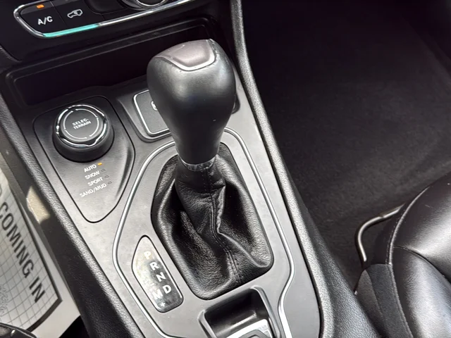 Used 2019 Gray Jeep Latitude Plus image 23