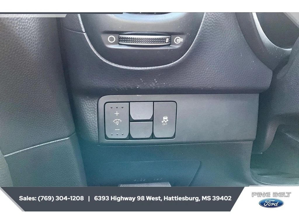 Used 2016 Clear White Kia + image 21
