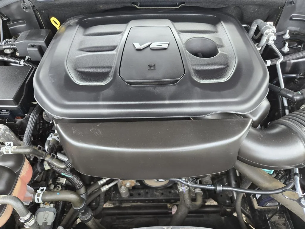 Used 2019 Diamond Black Jeep Limited image 28