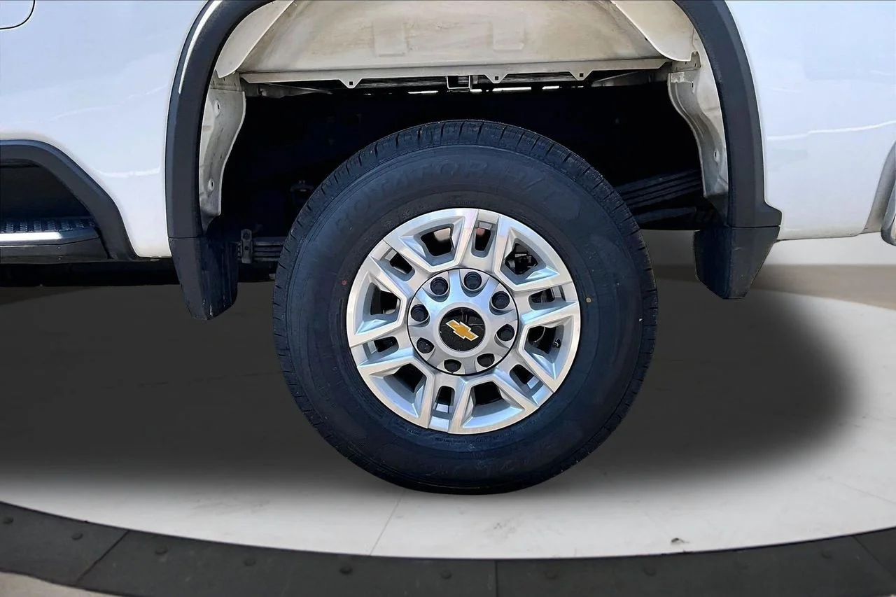 Used 2025 White Chevrolet LT image 33