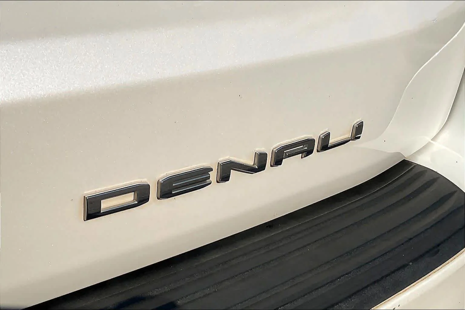 Used 2024 White Frost Tricoat GMC Denali image 10