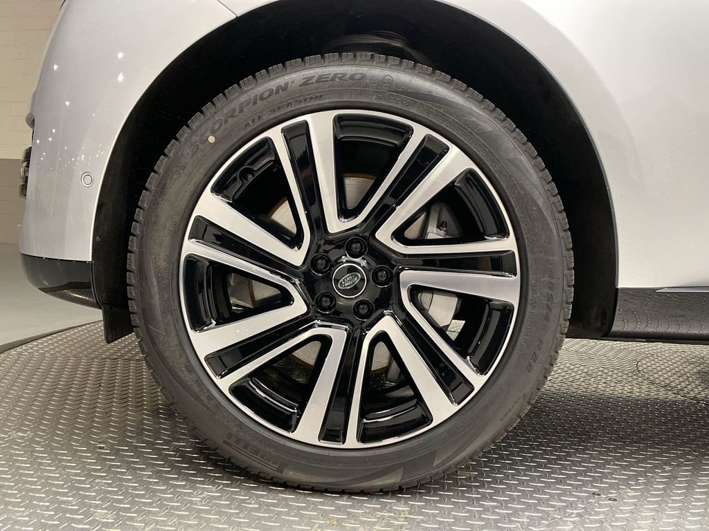 Used 2023  Land Rover SE image 2