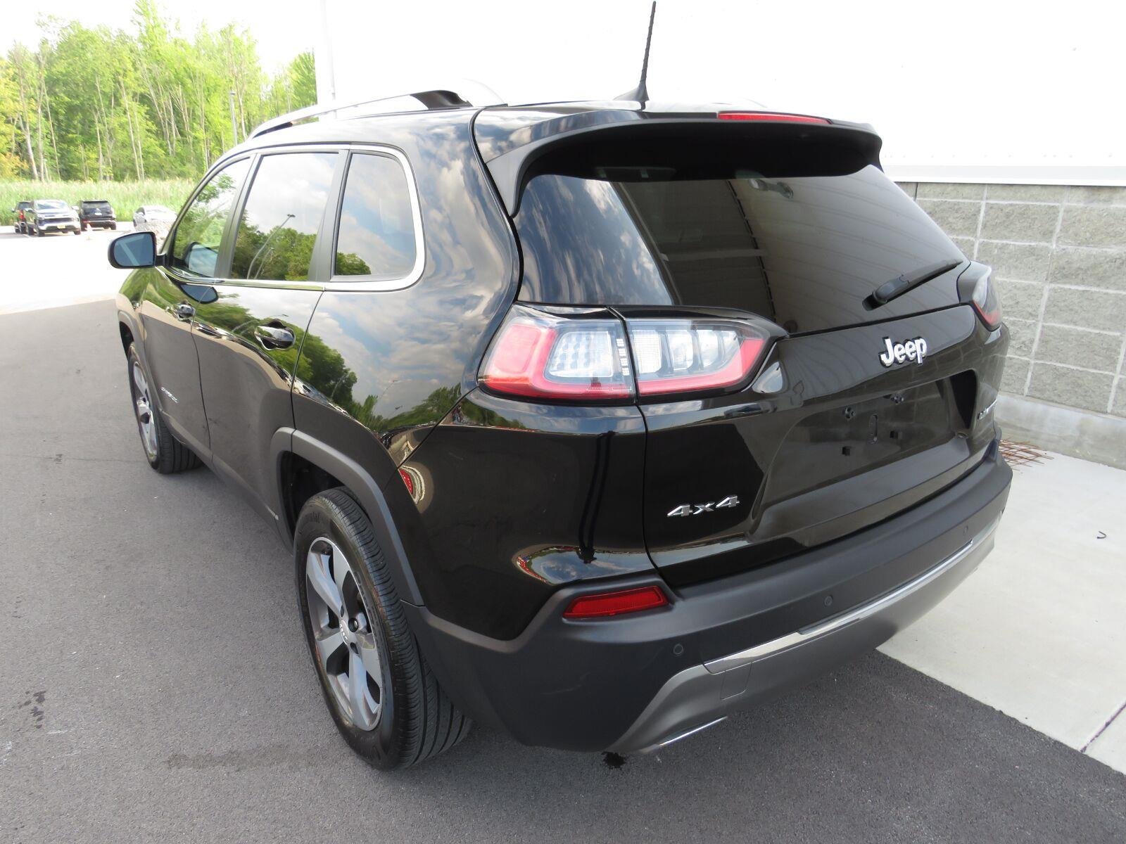 Used 2019 Diamond Black Crystal Pearlcoat Jeep Limited image 18