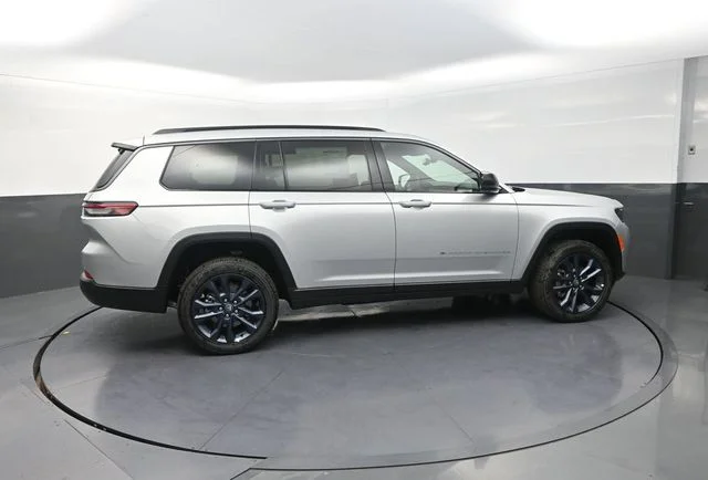 New 2026 Silver Zynith Exterior Paint Jeep  image 10