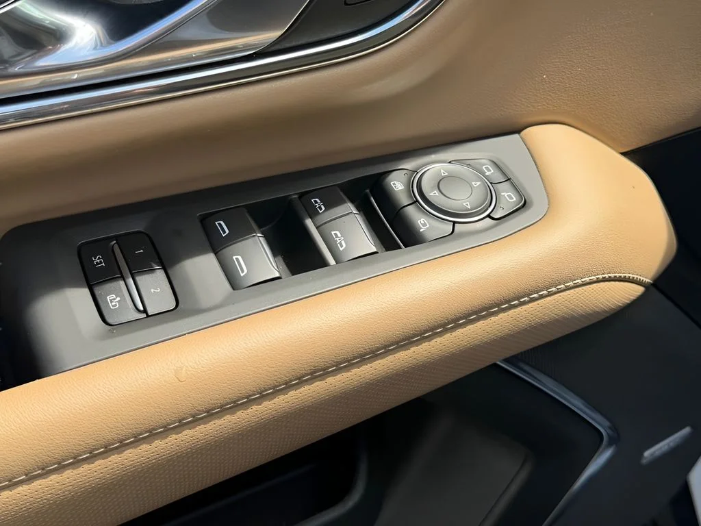 Used 2023 Iridescent Pearl Tricoat Chevrolet Premier image 17