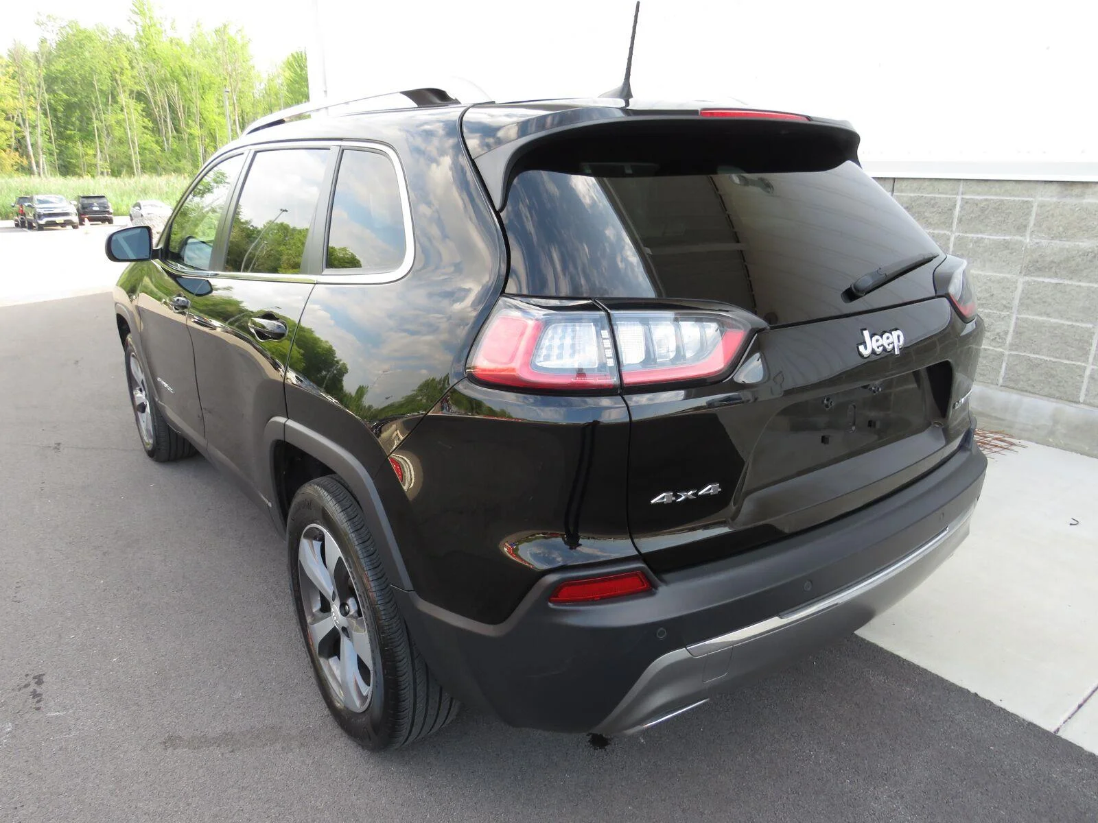 Used 2019 Diamond Black Cry Jeep Limited image 18