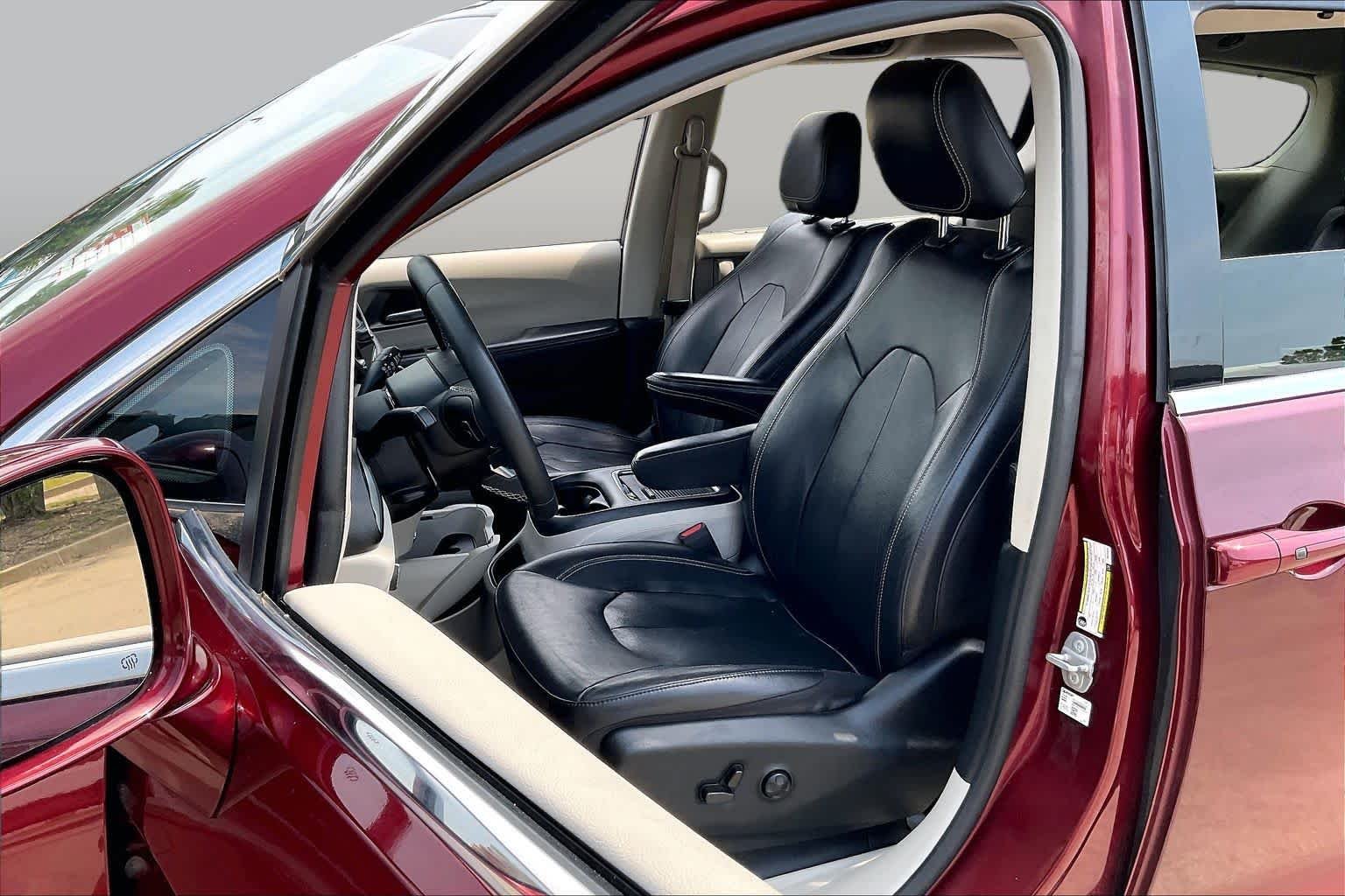 Used 2022 Velvet Red Pearlcoat Chrysler Touring L image 8