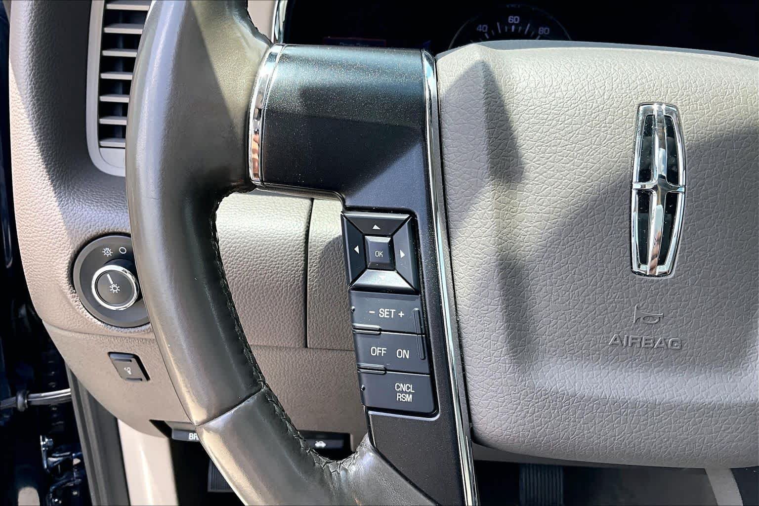 Used 2017 Midnight Sapphire Blue Metallic Lincoln Select image 22