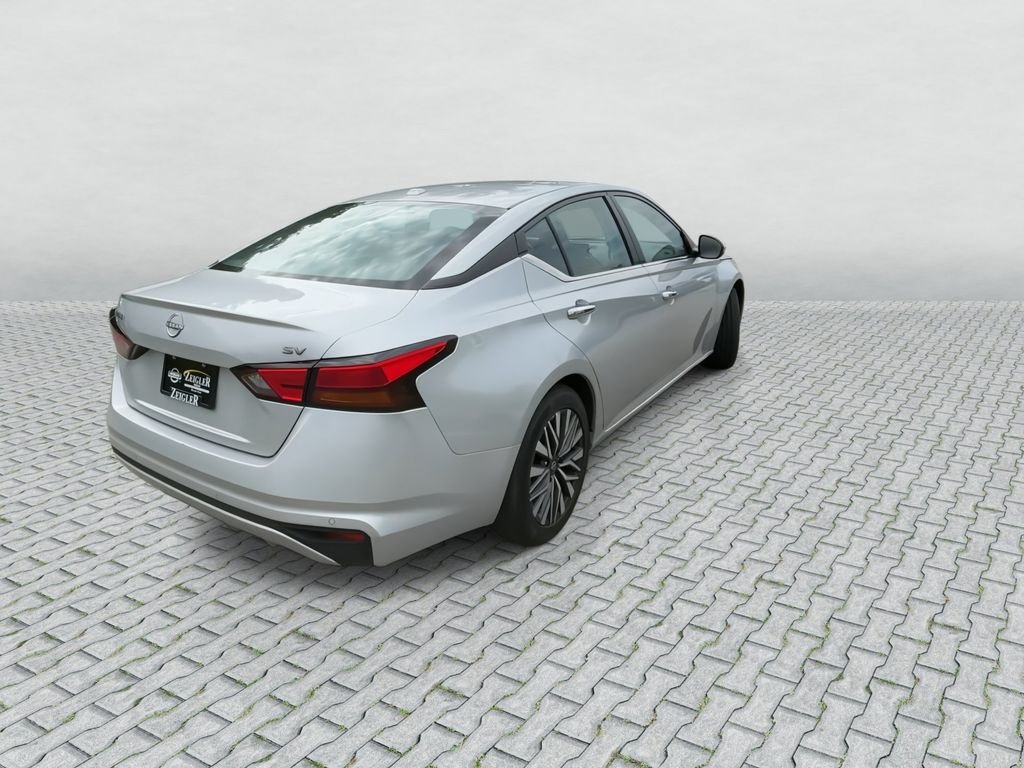 Certified Used 2023 Silver Nissan 2.5 SV image 7