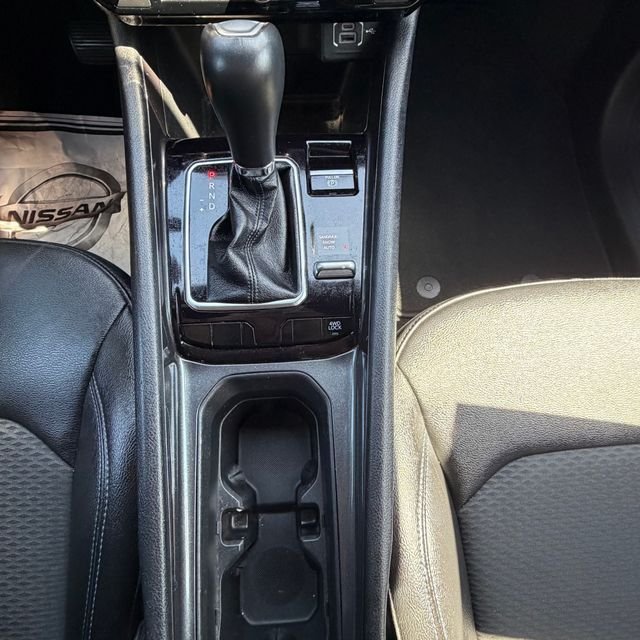 Used 2024 White Jeep Latitude image 23