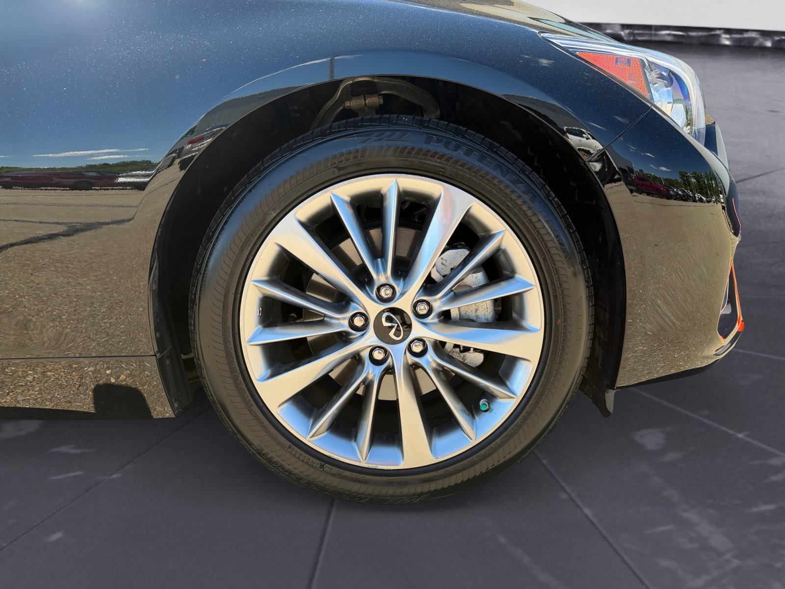 Used 2023 Black Obsidian INFINITI LUXE image 43