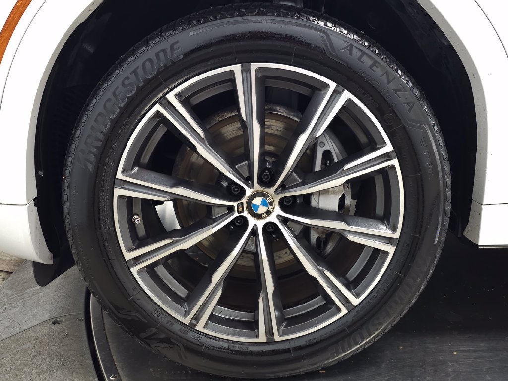 Used 2024 White BMW xDrive40i image 13