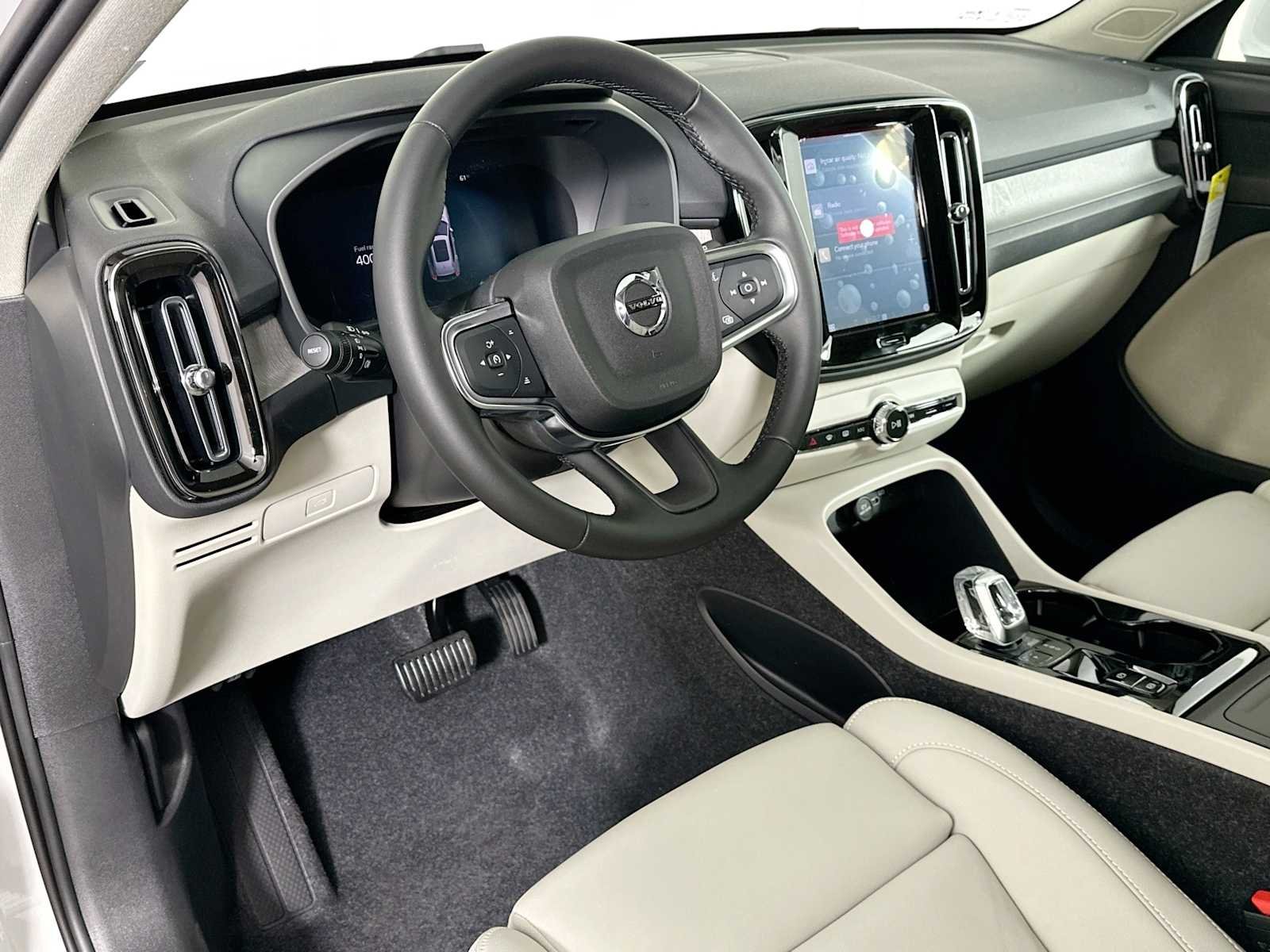 2025 Volvo XC40 Plus - Photo 7