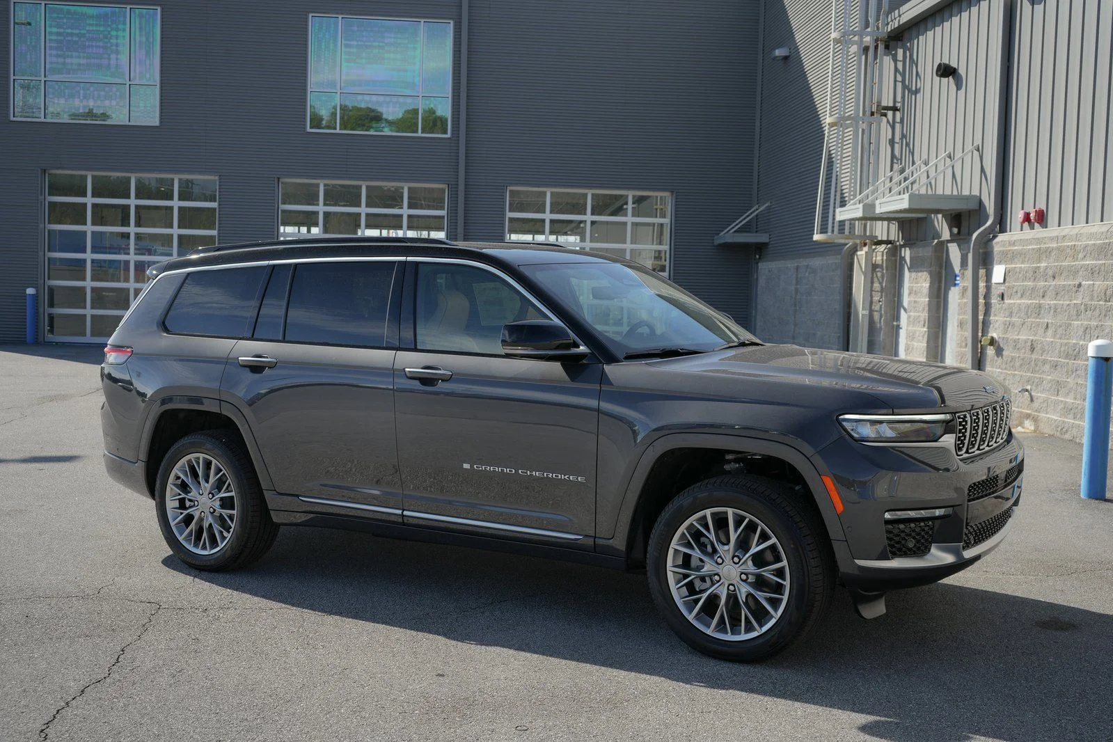 Used 2025 Gray Jeep Summit image 20