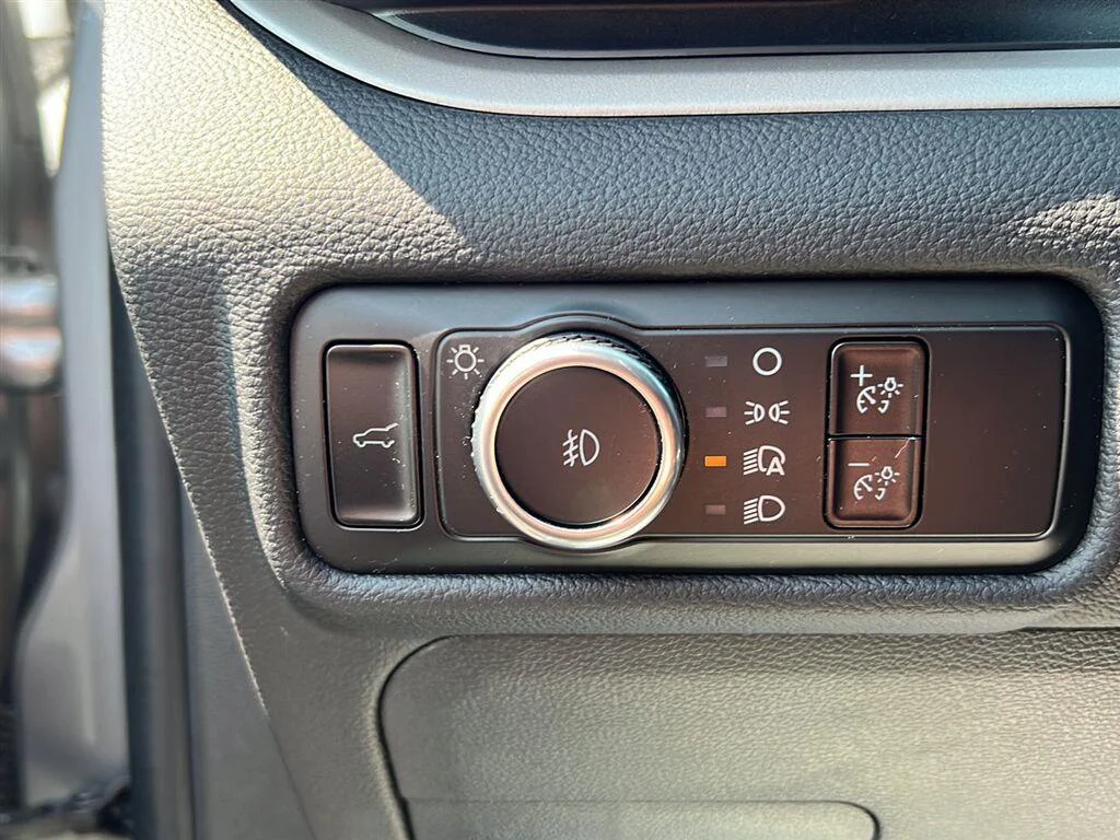 Used 2023 Iconic Silver Ford XLT image 7