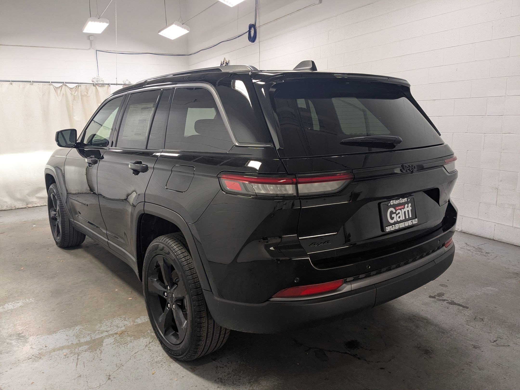 New 2026 Diamond Black Crystal Pearl-Coat Exterior Paint Jeep Limited image 7