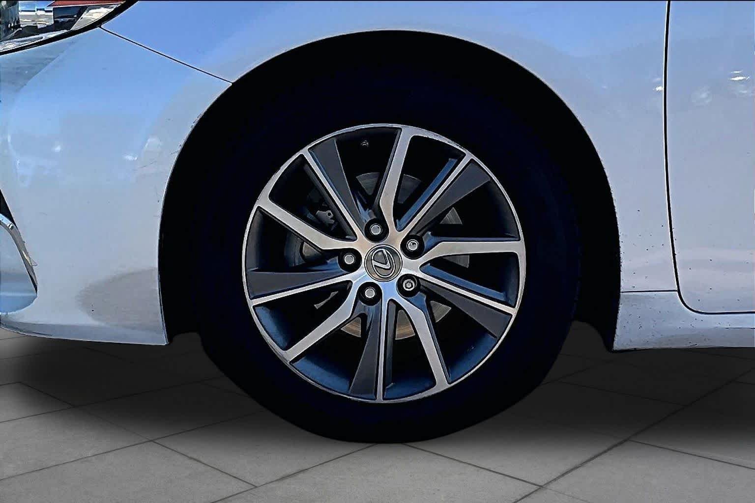 Used 2016 Eminent White Pearl Lexus Hybrid image 10