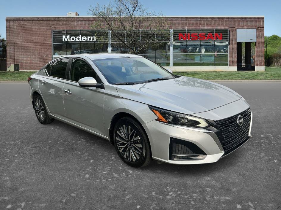 Certified Used 2024 Brilliant Silver Metallic Nissan 2.5 SV image 5