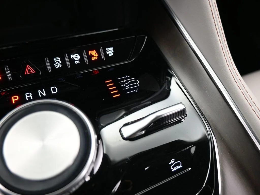 Used 2024 Diamond Black Crystal Pearlcoat Jeep Base image 31