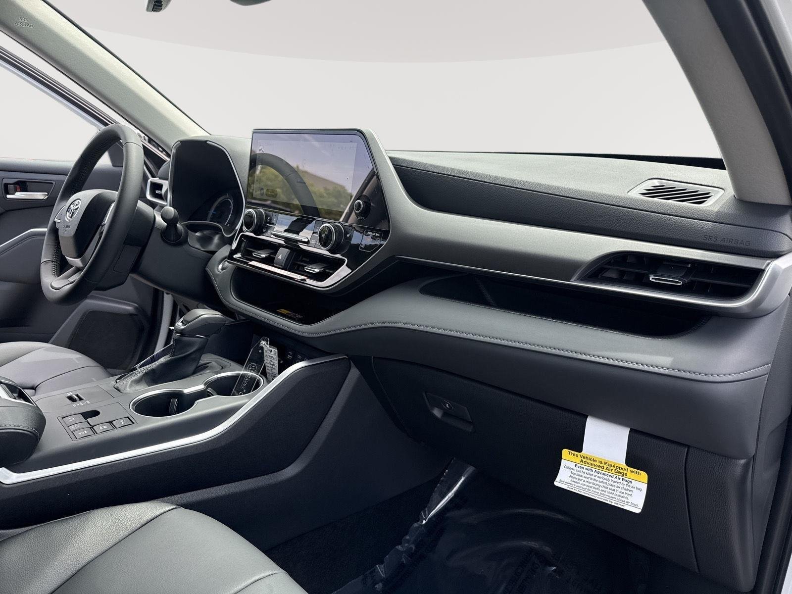 Used 2026 Wind Chill Pearl Toyota Hybrid XLE image 29