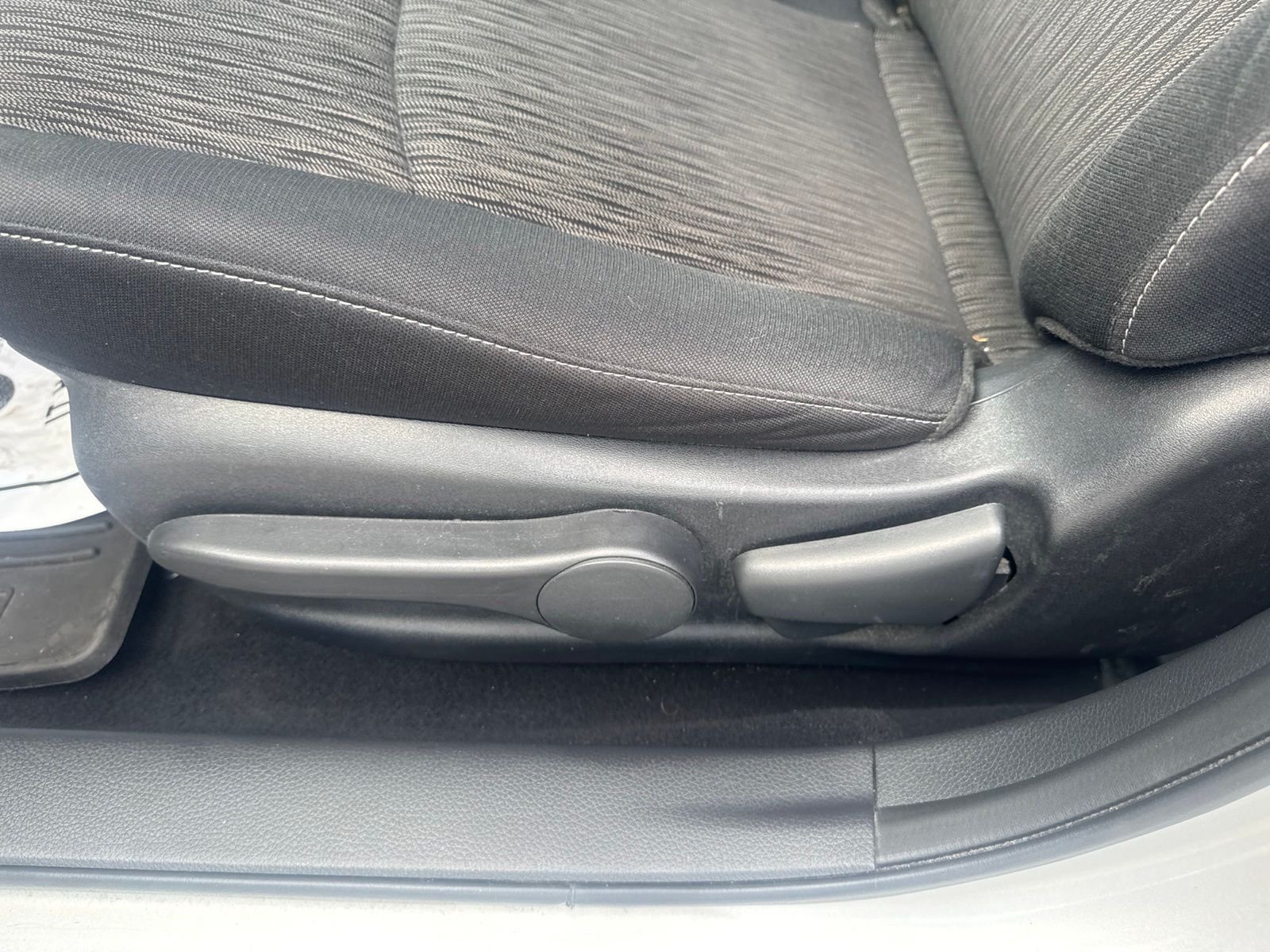 Used 2015 Silver Nissan SV image 13