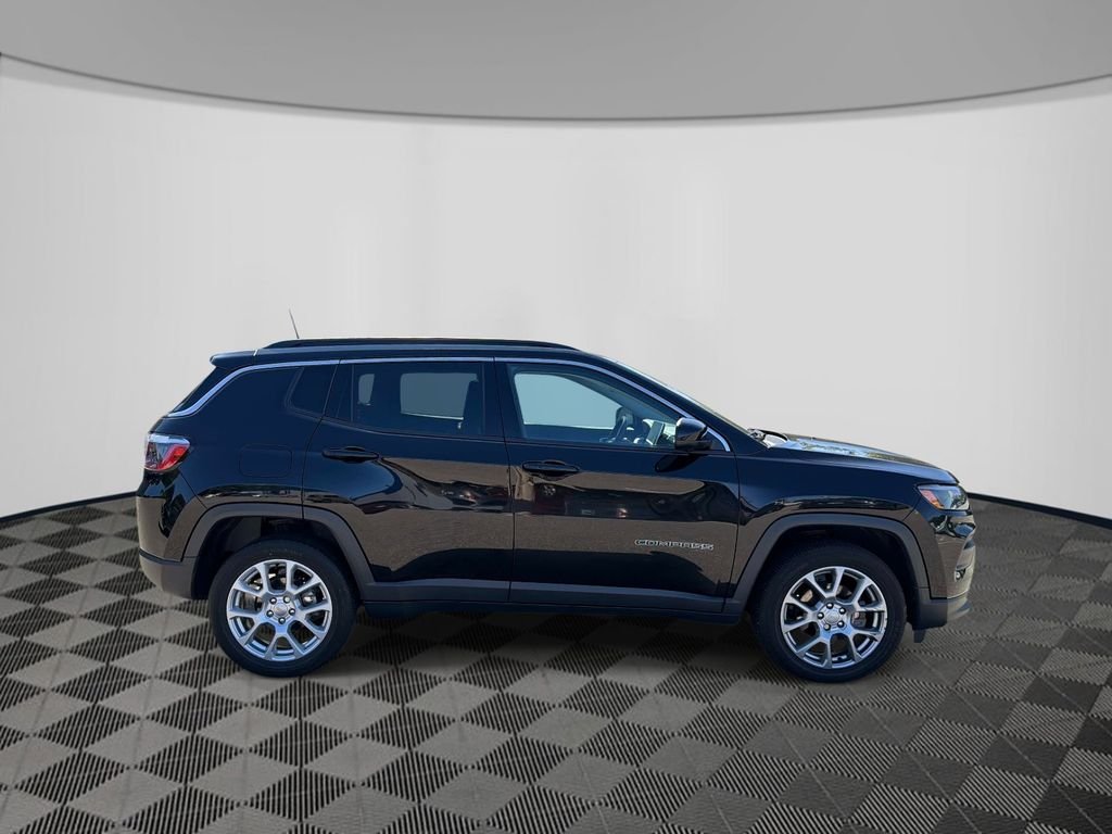 Used 2022 Black Jeep Latitude Lux image 6