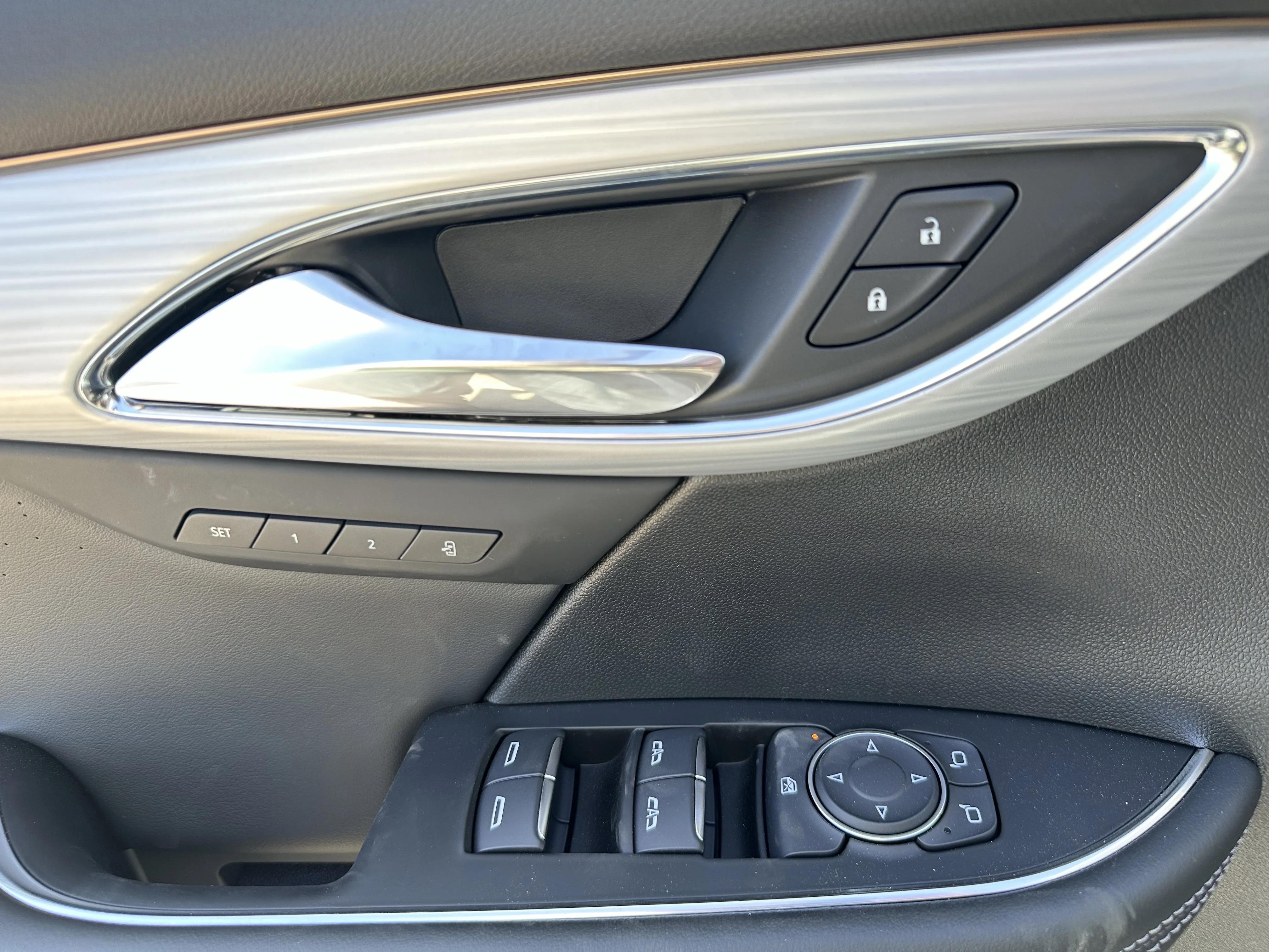 New 2026 Iridescent White Tricoat Buick Avenir image 9