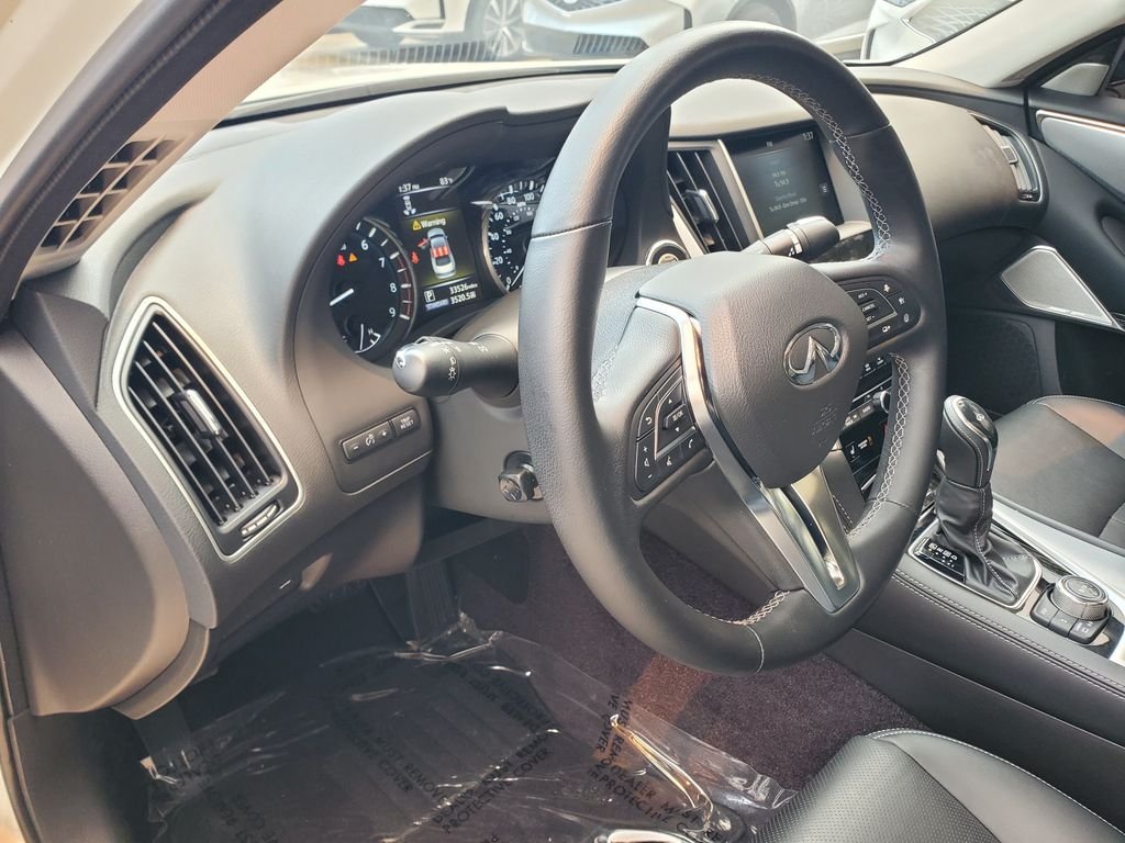 Used 2023 White INFINITI LUXE image 13