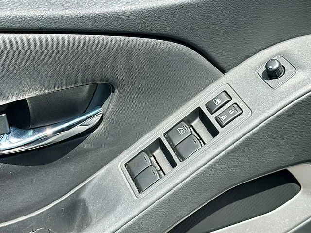 Used 2022 Gray Nissan SV image 17