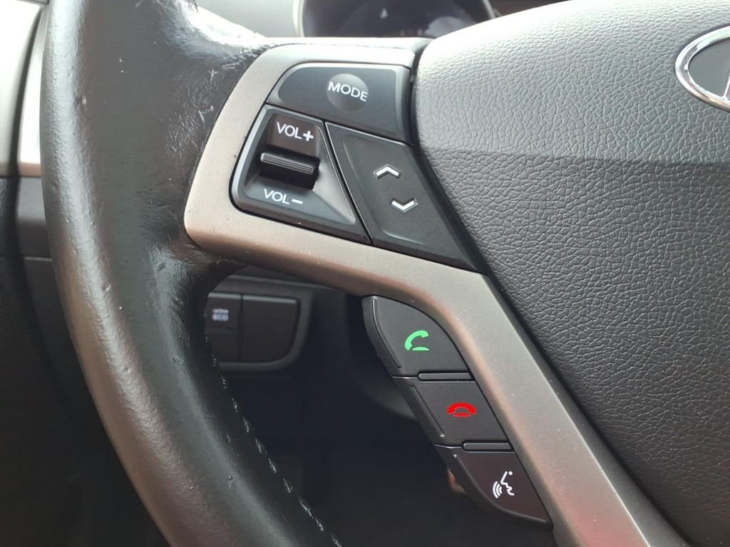 Used 2012 Electrolyte Green Hyundai Base image 18