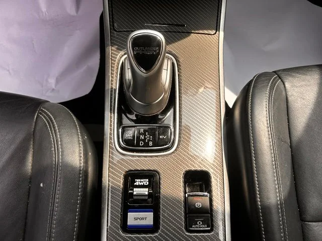 Used 2022  Mitsubishi  image 28