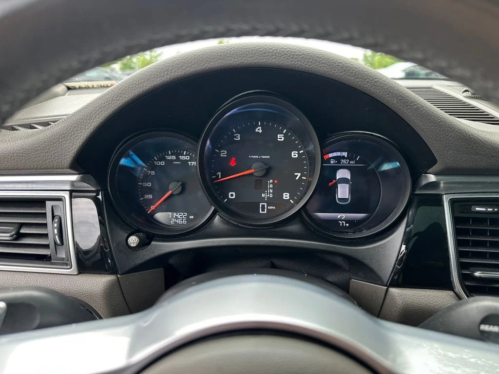 Used 2018  Porsche Base image 22