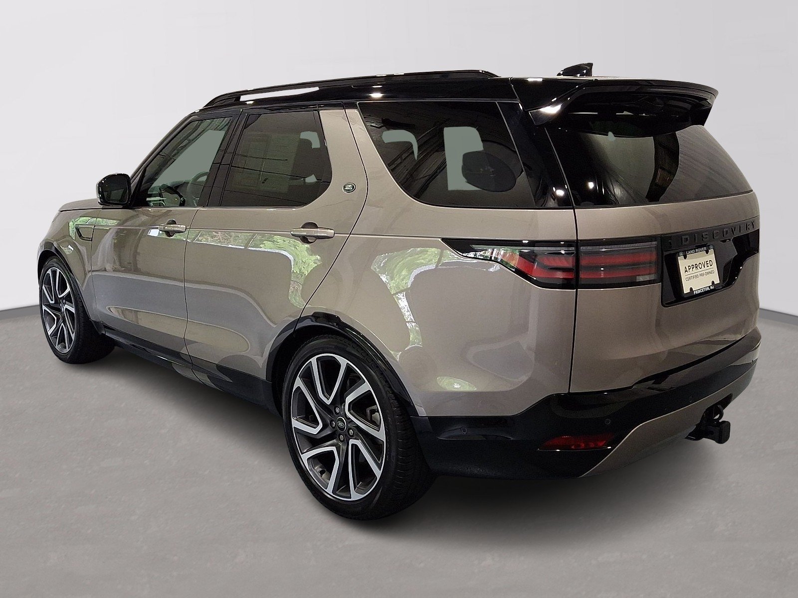 Certified Used 2025 Lantau Bronze Metallic Land Rover Dynamic SE image 2