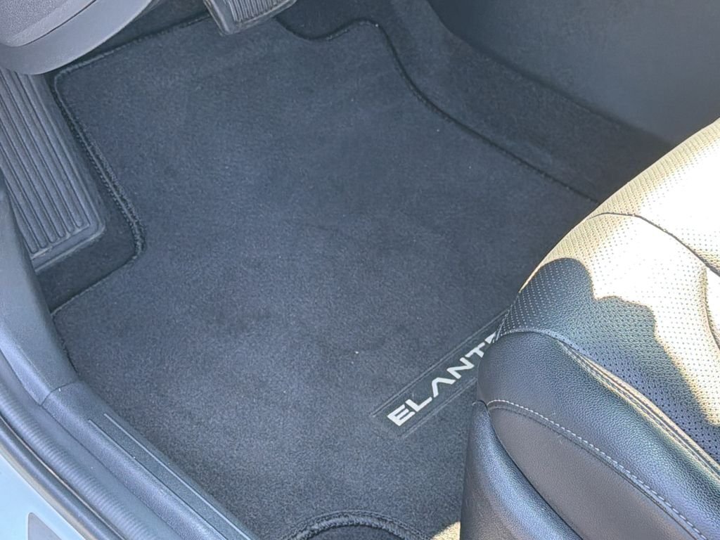 2025 Hyundai Elantra Limited - Photo 18
