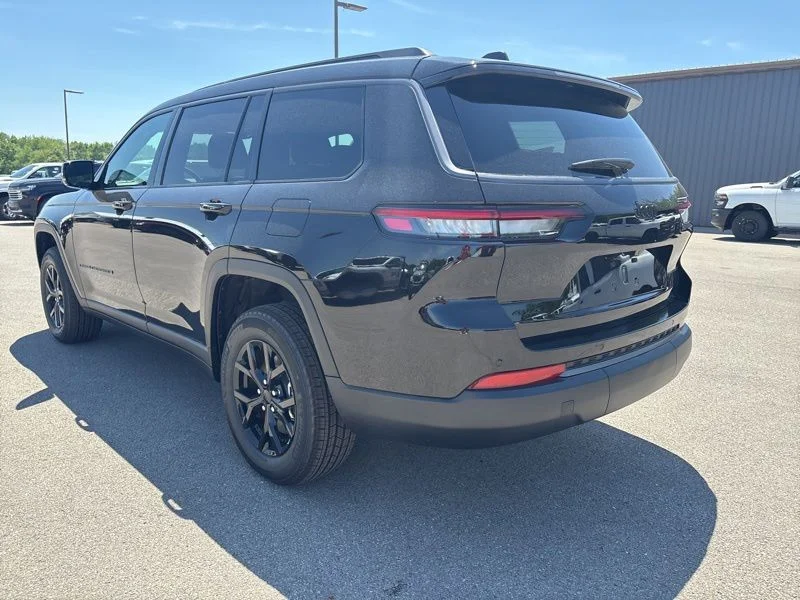 New 2026 Diamond Black Crystal Pearl-Coat Exterior Paint Jeep Altitude image 5