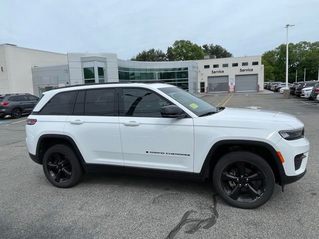 Used 2024 White Jeep Altitude image 4