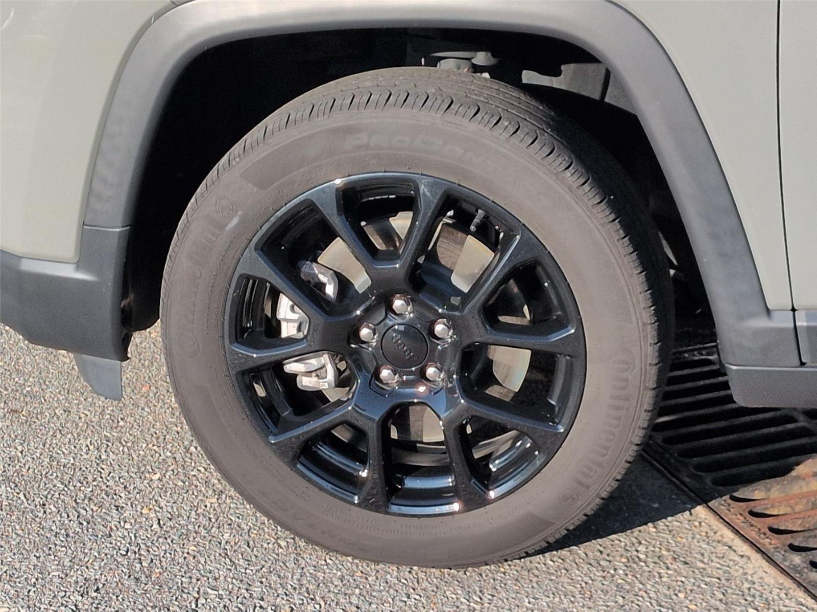 Used 2024 Baltic Gray Metallic Clearcoat Jeep Latitude image 10