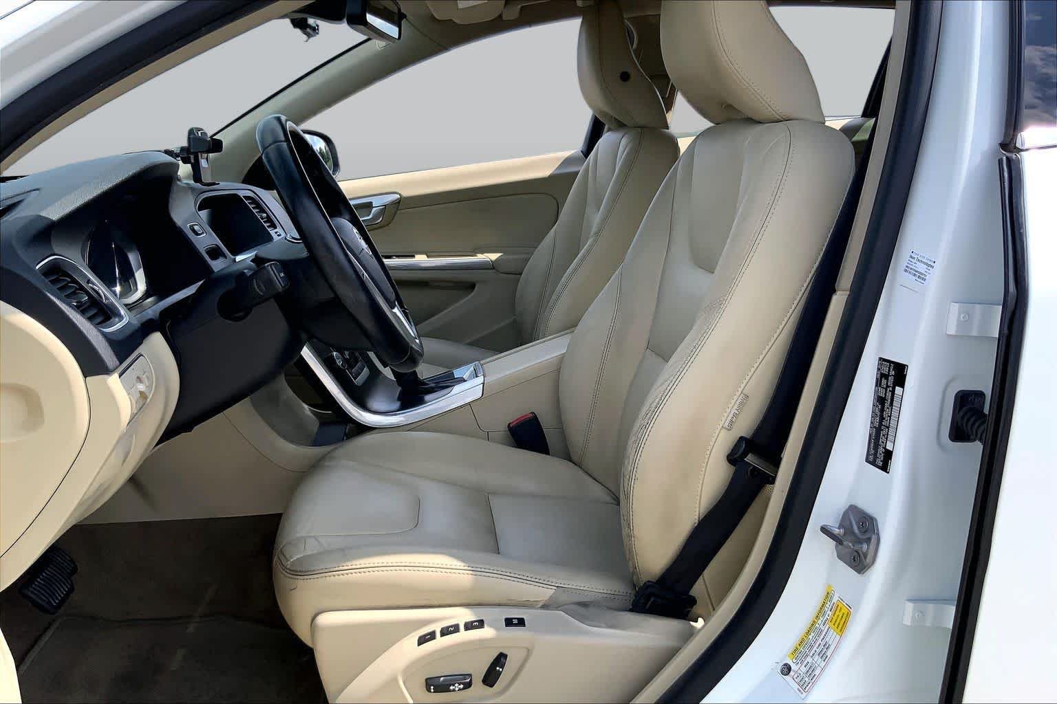 Used 2015 Crystal White Pearl Volvo T5 Drive-E Platinum image 8