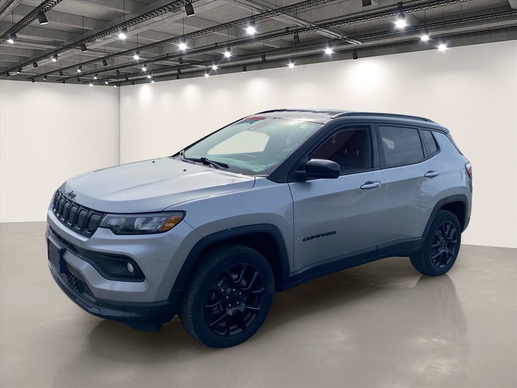 Used 2022 Billet Silver Metallic Clearcoat Jeep Altitude image 3