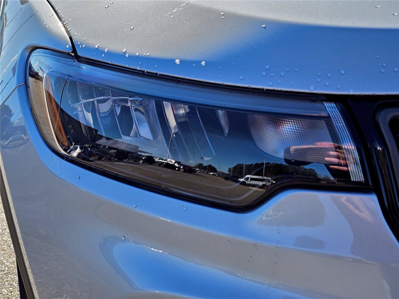 New 2026 Silver Zynith Metallic Clearcoat Jeep Latitude Altitude image 4
