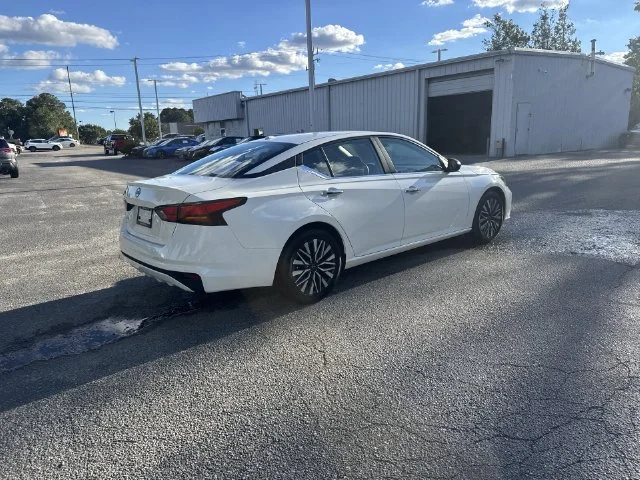 Used 2025 White Nissan 2.5 SV image 5