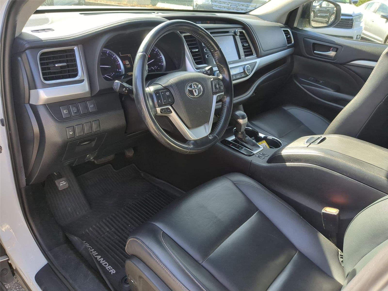 Used 2019  TOYOTA  image 18