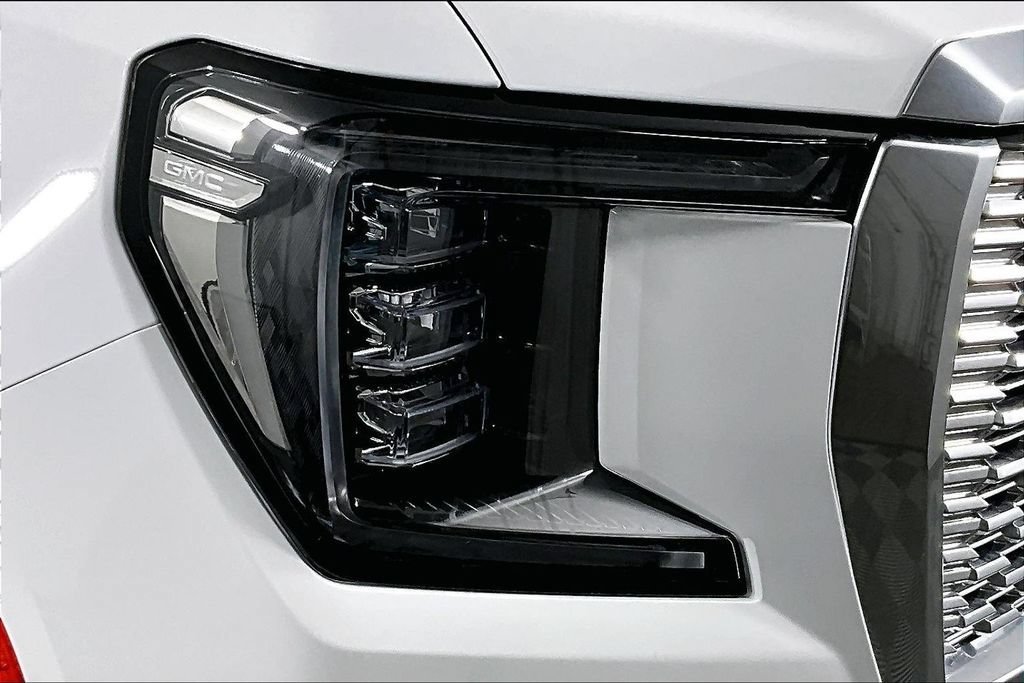 2024 GMC Yukon Denali - Photo 31