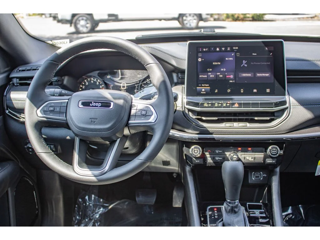 New 2026 Bright White Clearcoat Jeep Latitude image 23