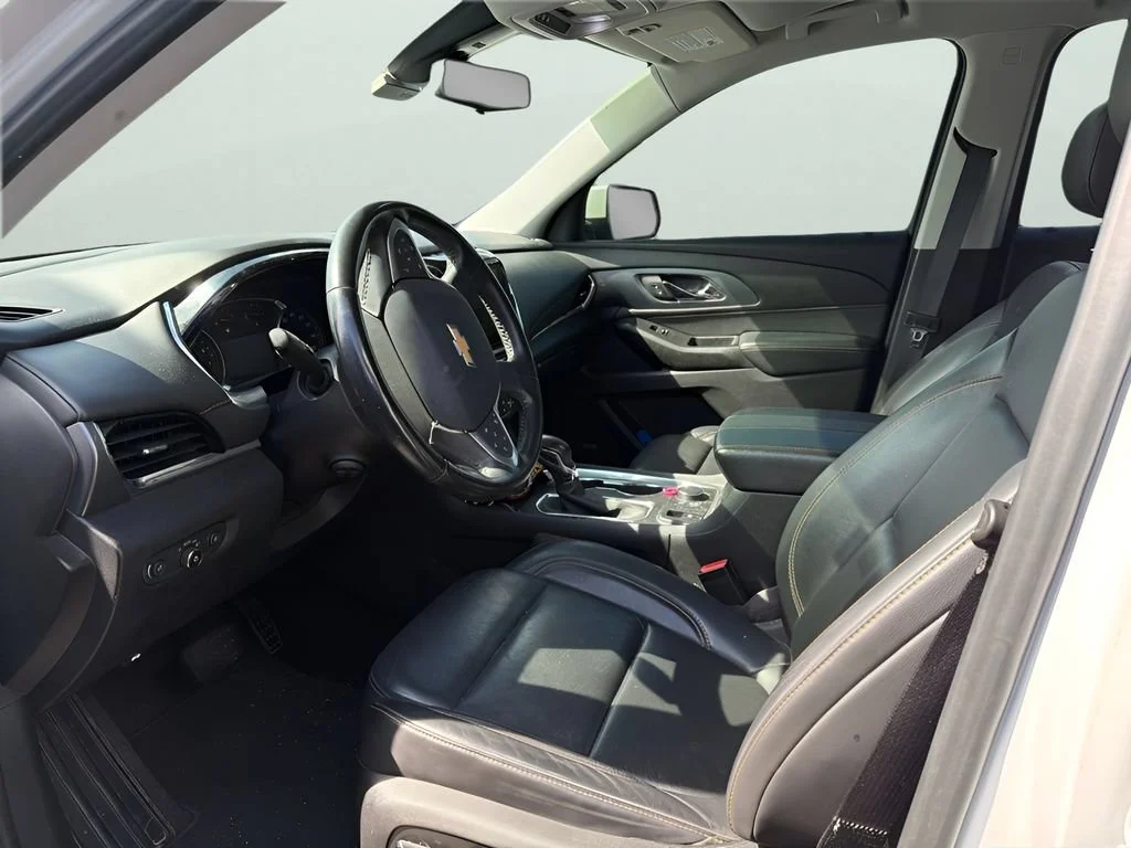 Used 2021 IRIDESCENT PEARL TRICOAT Chevrolet Premier image 4