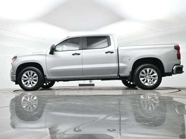 Used 2022 SILVER ICE METALLIC Chevrolet Custom image 25