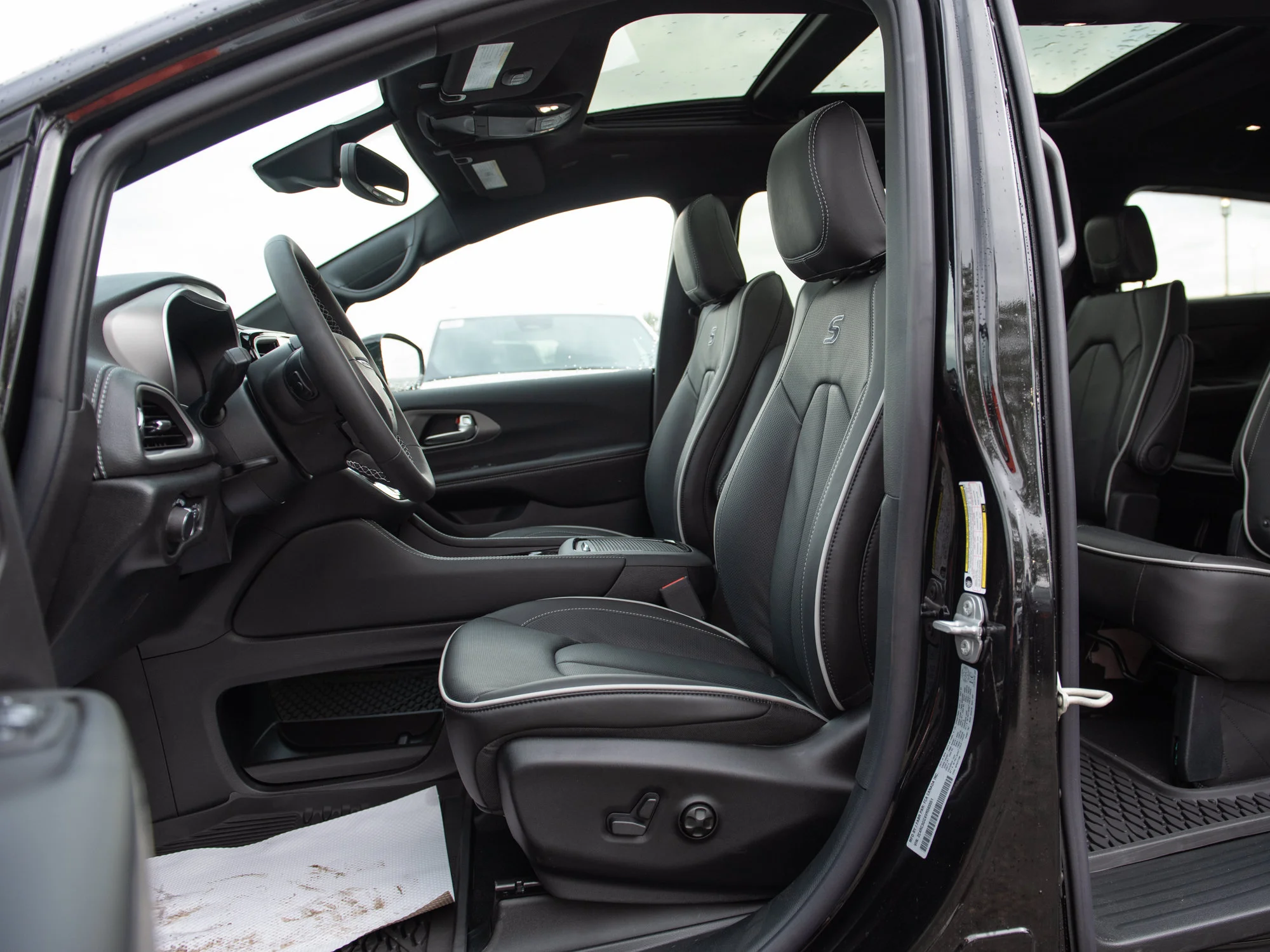 New 2027 Black Chrysler Limited* AWD image 19