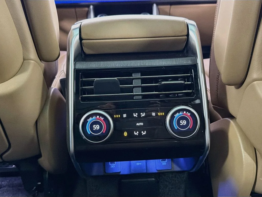 Used 2023 White Land Rover SE image 27