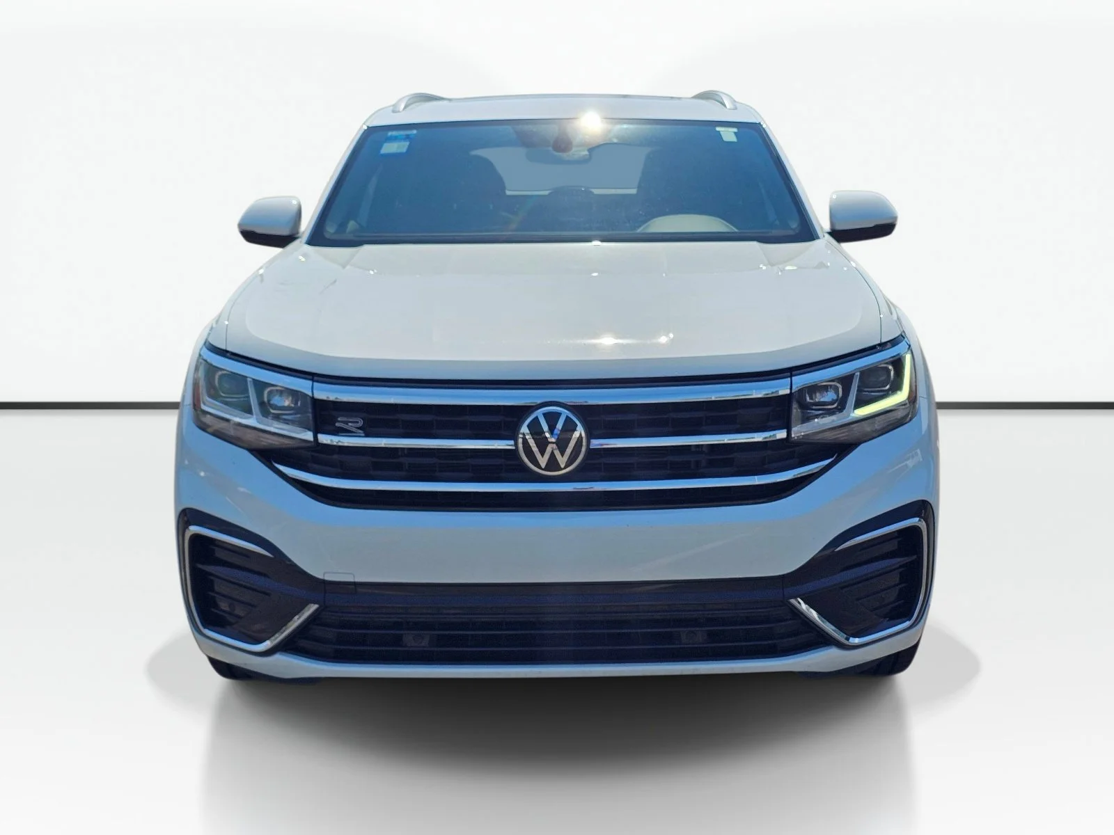 Used 2020  Volkswagen 3.6L V6 SE w/Technology R-Line image 3