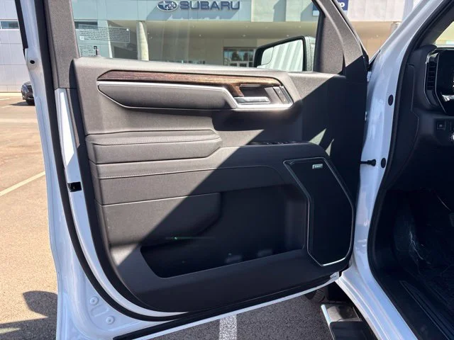 Used 2025 White GMC Elevation image 20